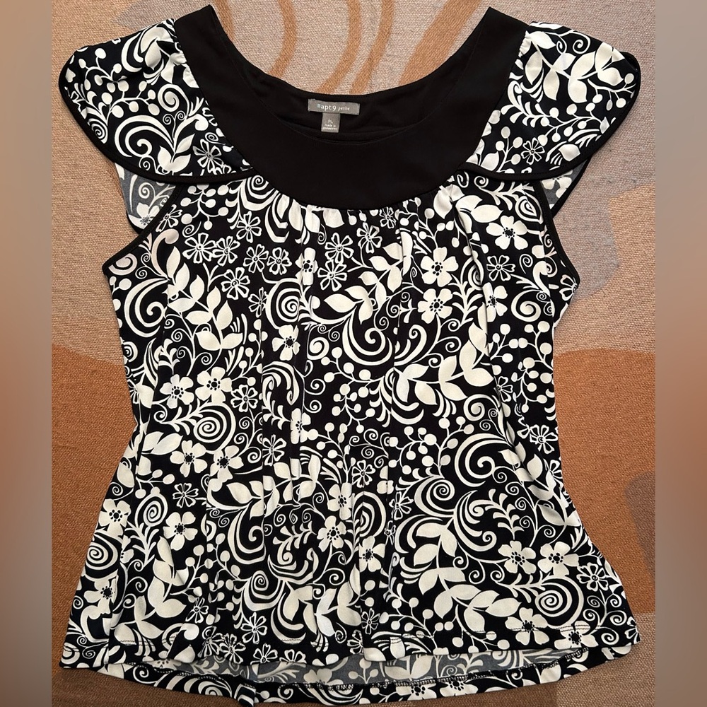 EUC Black & White apt.9 flutter tank, L petite